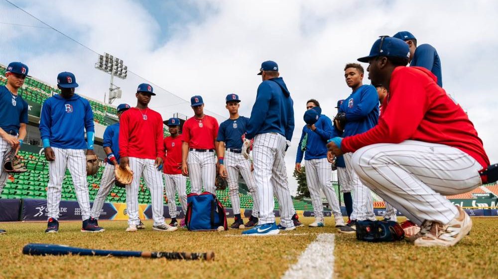 Peloteros de República Dominicana celebran victoria 14-7 sobre Nicaragua en el Mundial de Béisbol U15 en Mérida, México