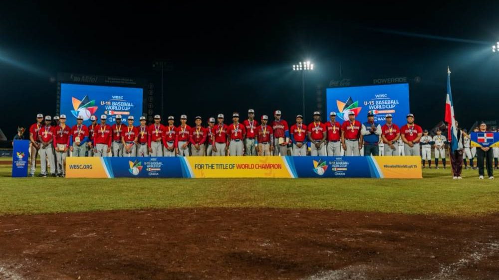 Selección dominicana sub-15 celebrando la medalla de plata en el Mundial de Béisbol U15 en Mérida, México