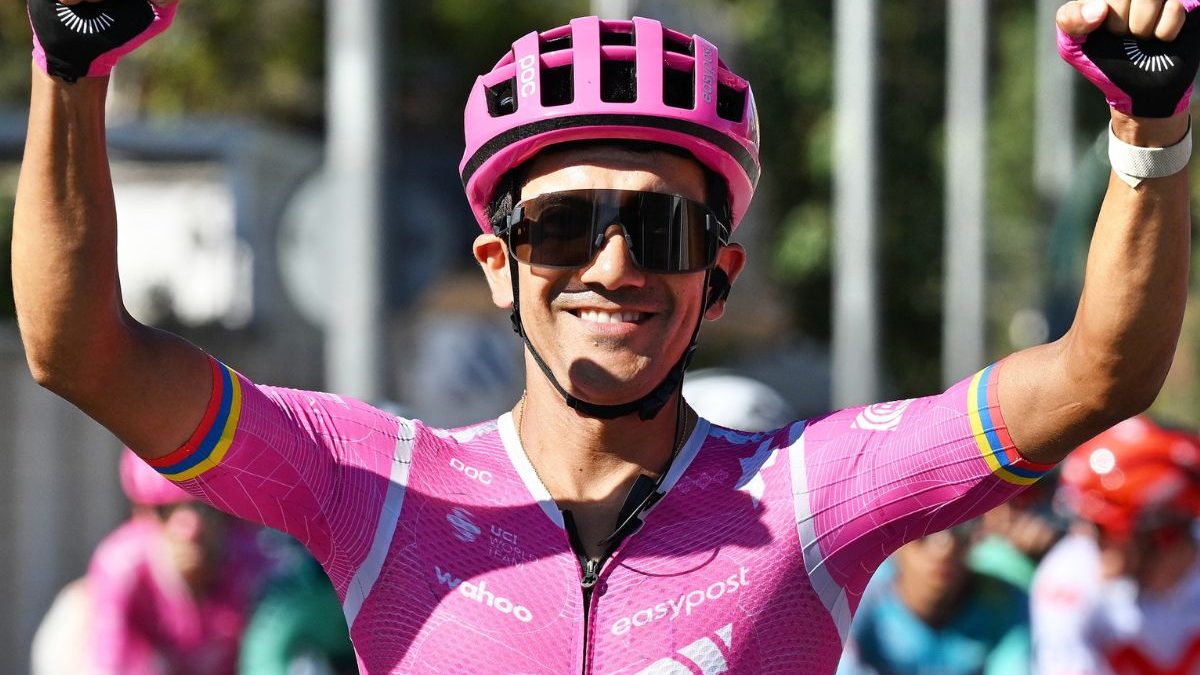Richard Carapaz con el maillot de Ecuador durante una competencia de ciclismo de ruta