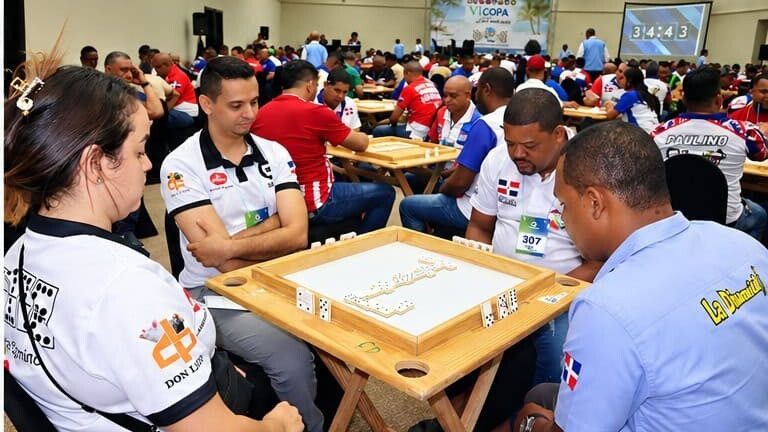 Jugadores de dominó compitiendo en el VII Campeonato Mundial de Dominó de Femundo en República Dominicana