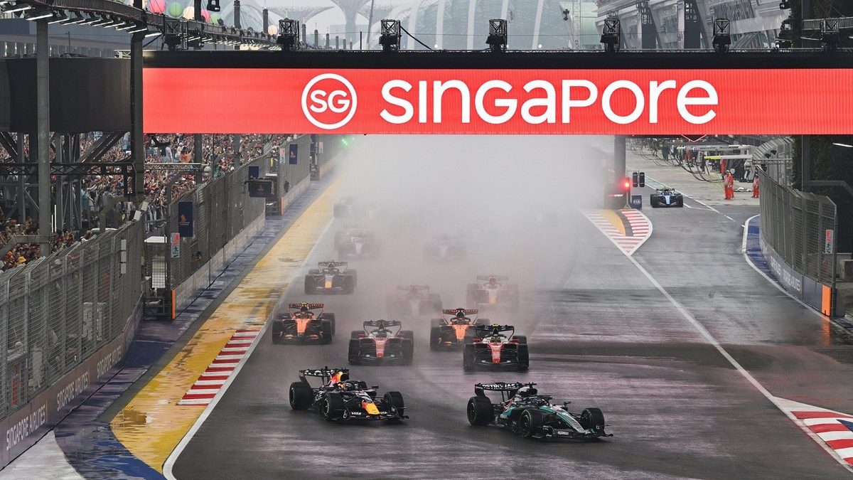 Andrea Kimi Antonelli en su Mercedes durante la carrera sprint del Gran Premio de Singapur 2026