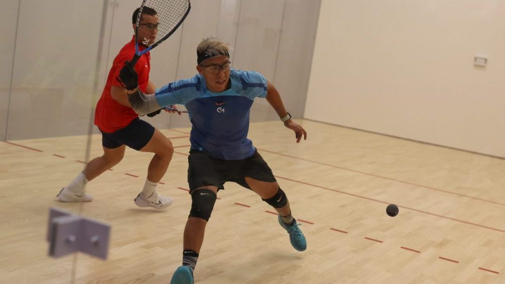 Cancha de racquetball durante una competencia internacional con jugadores en acción