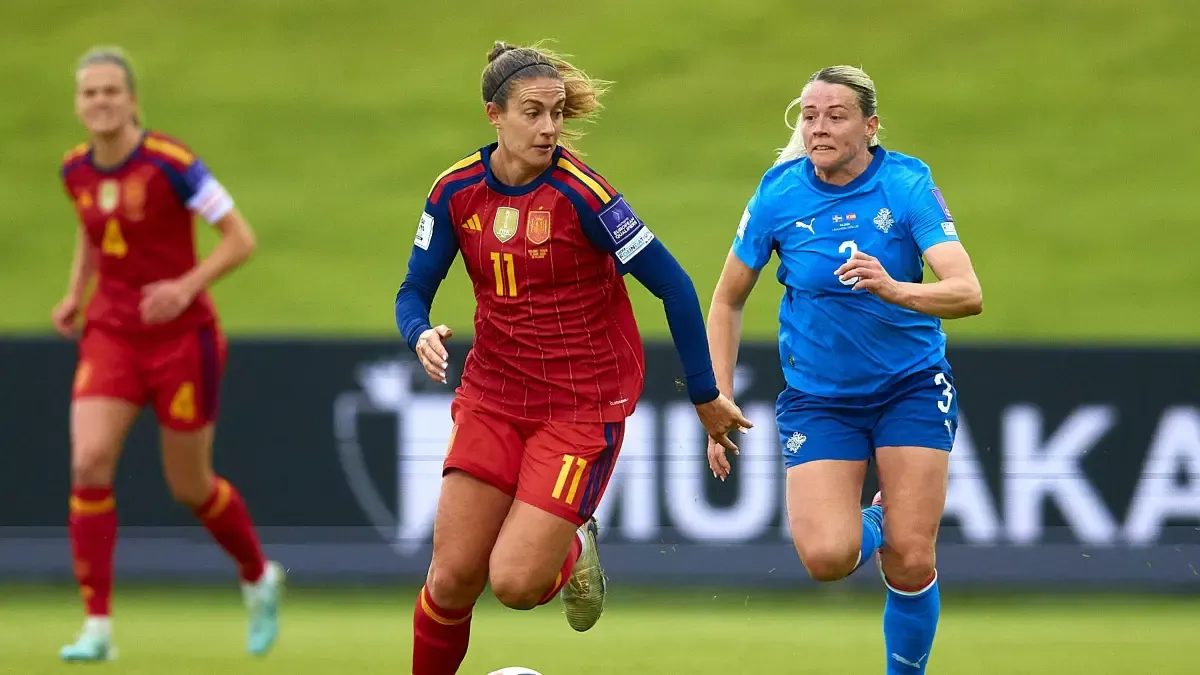 Jugadoras de fútbol femenino celebrando en una cancha durante un partido de Copa del Mundo