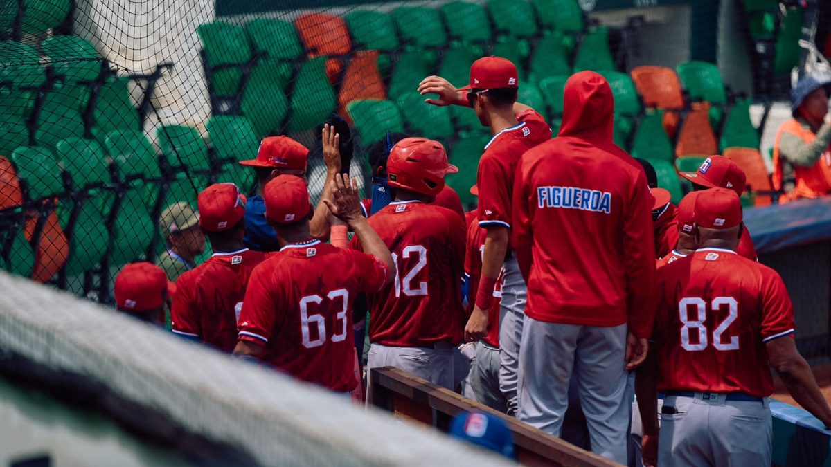 Jugadores de la selección dominicana celebran victoria 7-1 sobre Japón en el Mundial de Béisbol U15 en México