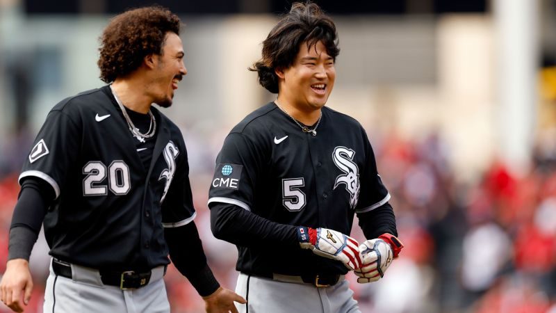 Munetaka Murakami celebrando con sus compañeros de los Chicago White Sox en el vestuario durante los playoffs de la MLB 2026