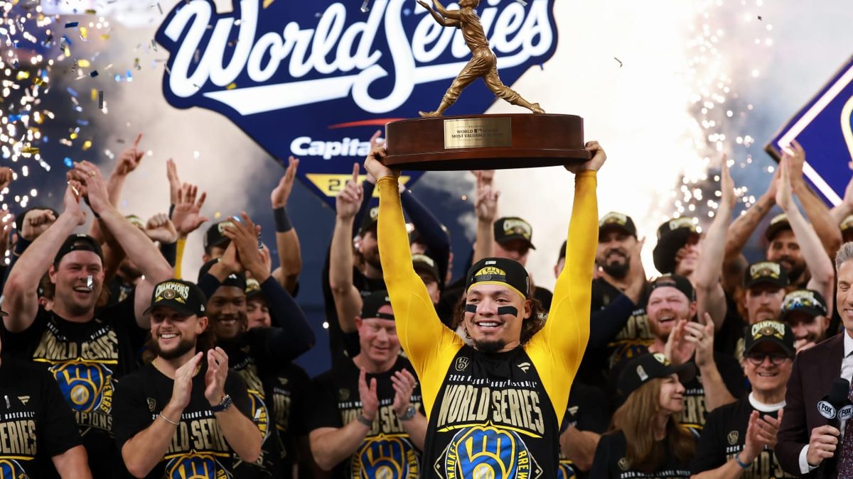 William Contreras levanta el trofeo Willie Mays como MVP de la Serie Mundial 2026 en el Tropicana Field