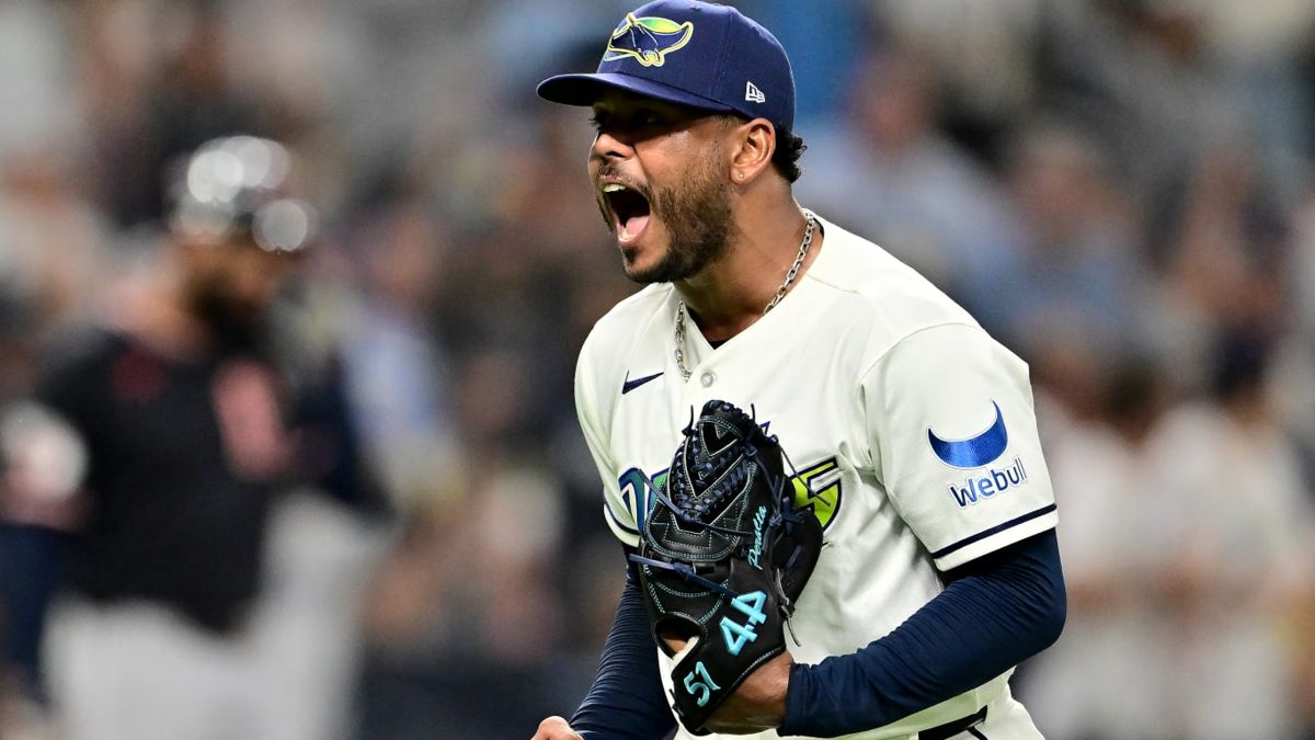 Freddy Peralta celebrando con el trofeo MVP del ALCS en el Tropicana Field tras la victoria de Tampa Bay Rays sobre Cleveland
