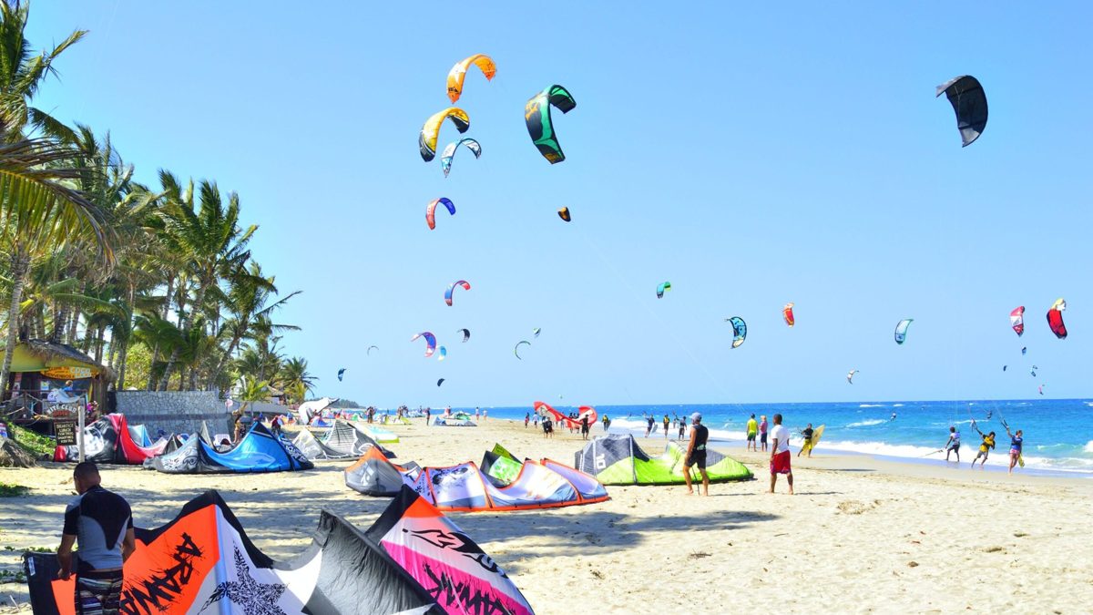 Surfistas en Playa Encuentro, Cabarete, costa norte de República Dominicana en diciembre