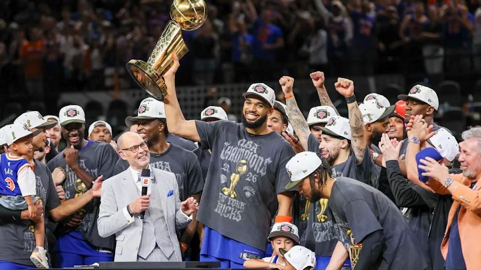Mike Brown, entrenador de los New York Knicks, durante el entrenamiento de inicio de temporada 2026