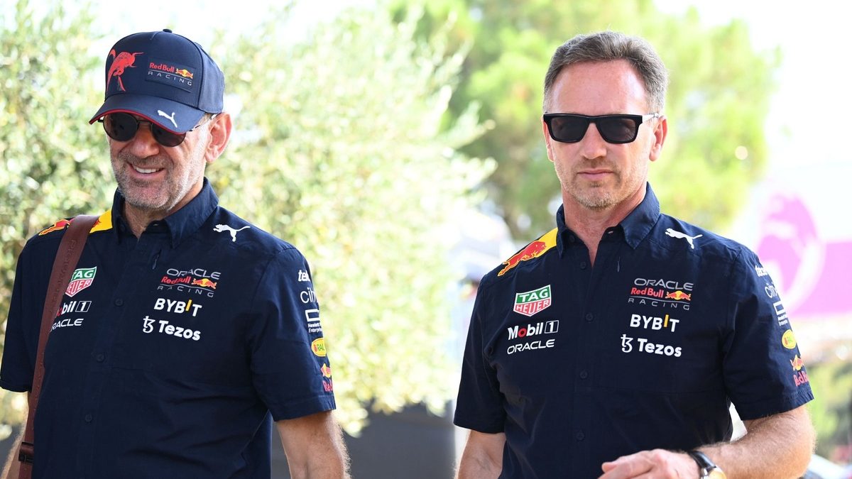 Christian Horner y Adrian Newey en el paddock de Fórmula 1, con autos de Red Bull Racing al fondo