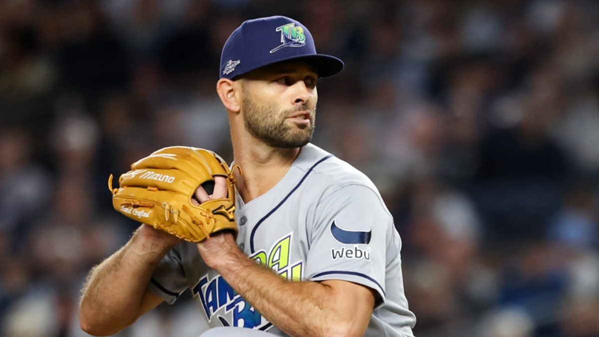 Nick Martinez en el montículo durante los playoffs de la MLB con uniforme de los Rays de Tampa Bay