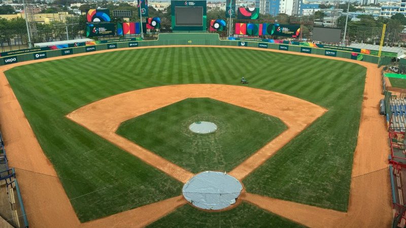 Niños dominicanos entrenando béisbol en una academia de la República Dominicana