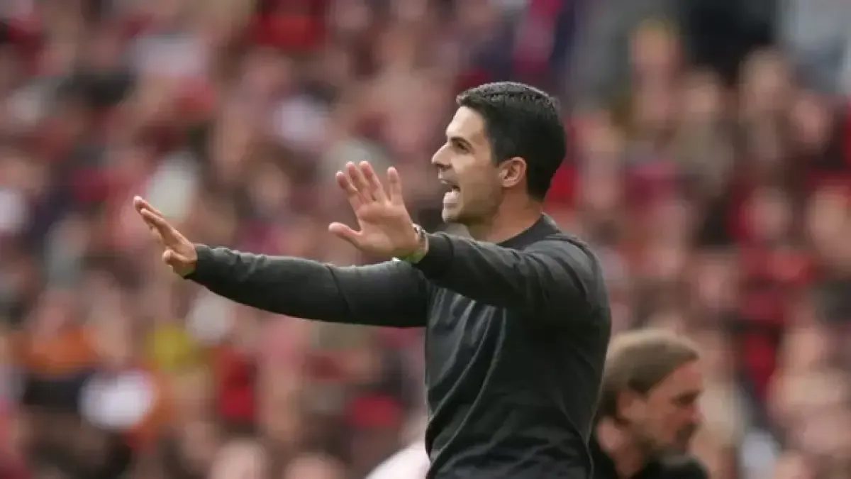 Mikel Arteta en el banquillo del Arsenal durante un partido en Anfield frente al Liverpool en la Premier League