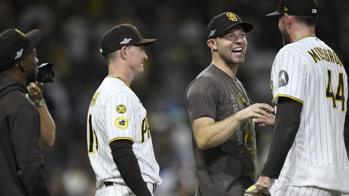 Michael King lanzando en el Juego 1 de la Serie Wild Card contra los Cubs en Petco Park