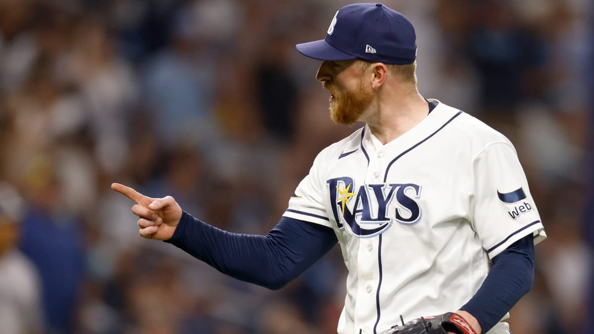 Drew Rasmussen lanzando ante los Yankees en el Juego 1 del ALDS 2026 en el Tropicana Field