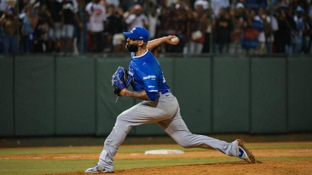Lanzadores de los Tigres del Licey celebrando el no-hitter número 12 de LIDOM contra los Toros del Este