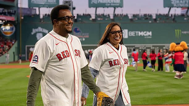 Pedro Martínez y Carolina Martínez en la ceremonia de la Noche de la Herencia Hispana en Fenway Park