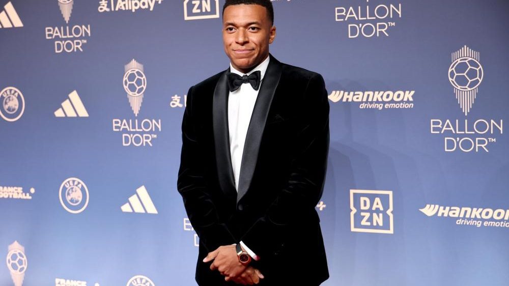 Kylian Mbappé con el uniforme del Real Madrid durante un partido de LaLiga