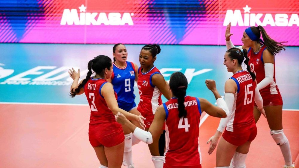 Jugadoras de Puerto Rico celebran punto de bloqueo ante República Dominicana en el NORCECA Final Six Femenino 2026 en Zinacantepec