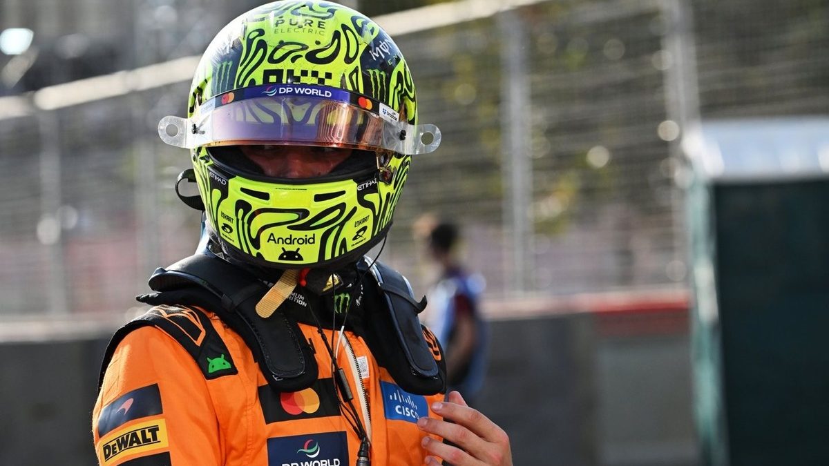 Lando Norris y Franco Colapinto junto a sus monoplazas de McLaren y Alpine en el Gran Premio de Azerbaiyán