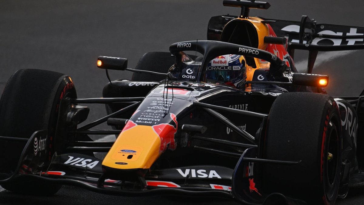 Max Verstappen al volante del Red Bull RB22 durante los entrenamientos libres del Gran Premio de Azerbaiyán en Bakú
