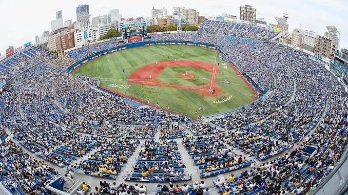 Estadio lleno de fanáticos en un juego de la NPB, liga japonesa de béisbol profesional