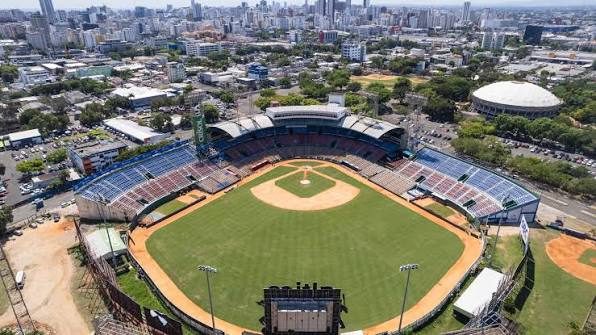 Presidente Luis Abinader hablando con la prensa sobre la construcción del nuevo Estadio Quisqueya
