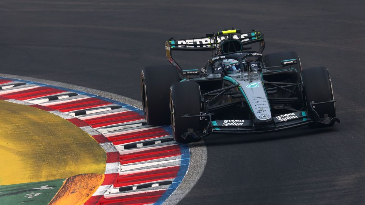 George Russell y Andrea Kimi Antonelli en el garaje de Mercedes durante un Gran Premio de Fórmula 1
