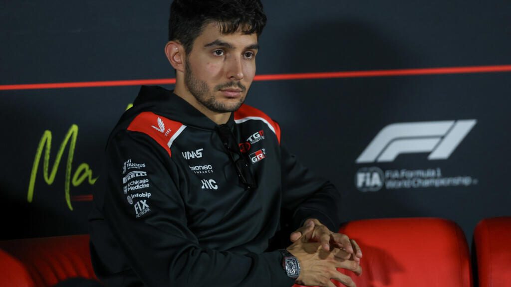 Esteban Ocon con el mono de Haas en rueda de prensa durante la temporada 2026 de Fórmula 1