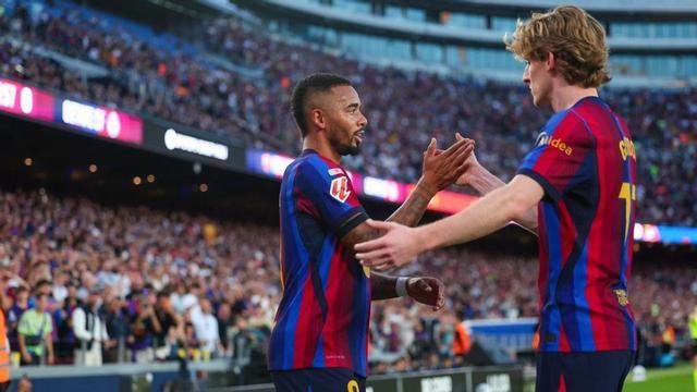 Jules Koundé celebra su gol ante el Getafe mientras el Barça festeja su octava victoria consecutiva en LaLiga