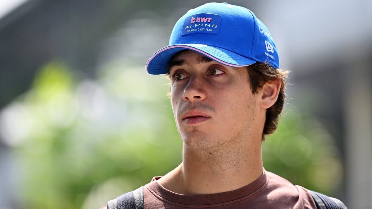 Franco Colapinto, piloto de Alpine en Fórmula 1, hablando ante la prensa en el circuito de Sepang, Malasia