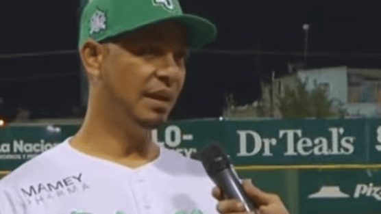 René Rojas, coach de bateo de las Estrellas Orientales, durante la temporada de la LIDOM