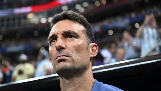 Lionel Scaloni dirigiendo a la Selección Argentina desde el banco técnico en un partido internacional