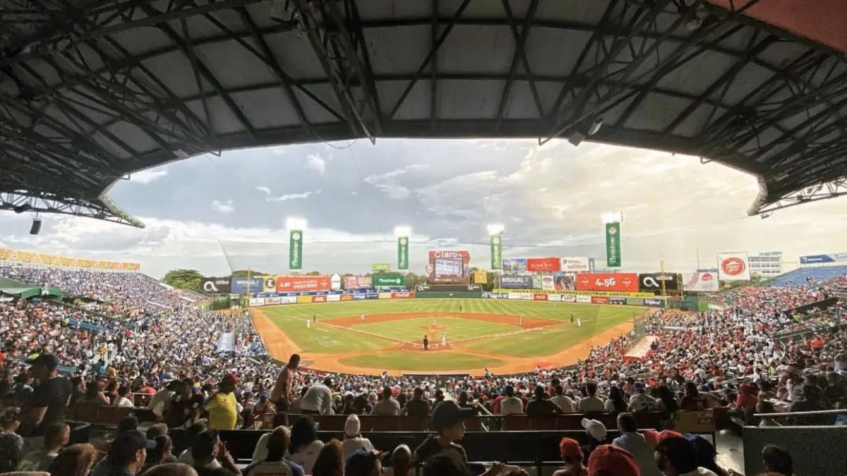 Fanáticos en las gradas del Estadio Quisqueya Juan Marichal durante un juego de béisbol invernal dominicano