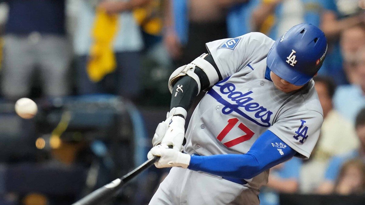 Shohei Ohtani en el plato de bateo con el uniforme de los Dodgers durante los playoffs de la MLB