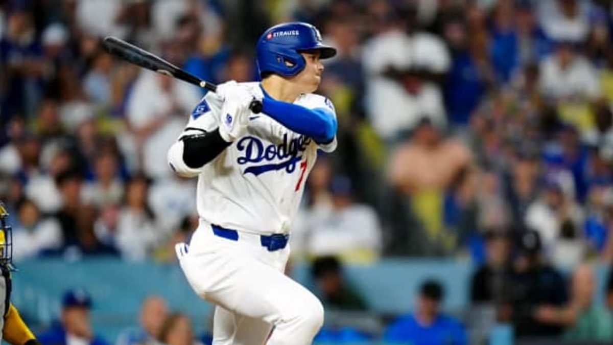 Shohei Ohtani en el plato de home con el uniforme de los Dodgers durante la postemporada de la MLB
