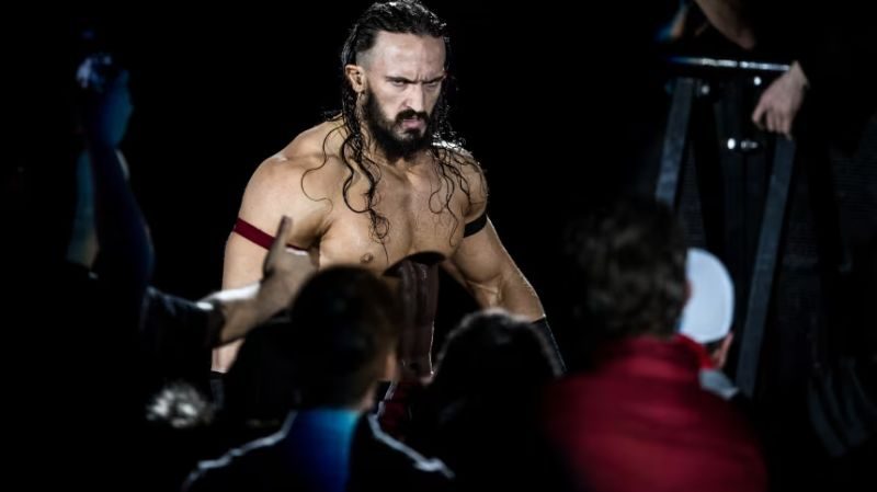 Benjamin Satterley, conocido como PAC, durante un combate de lucha libre en AEW