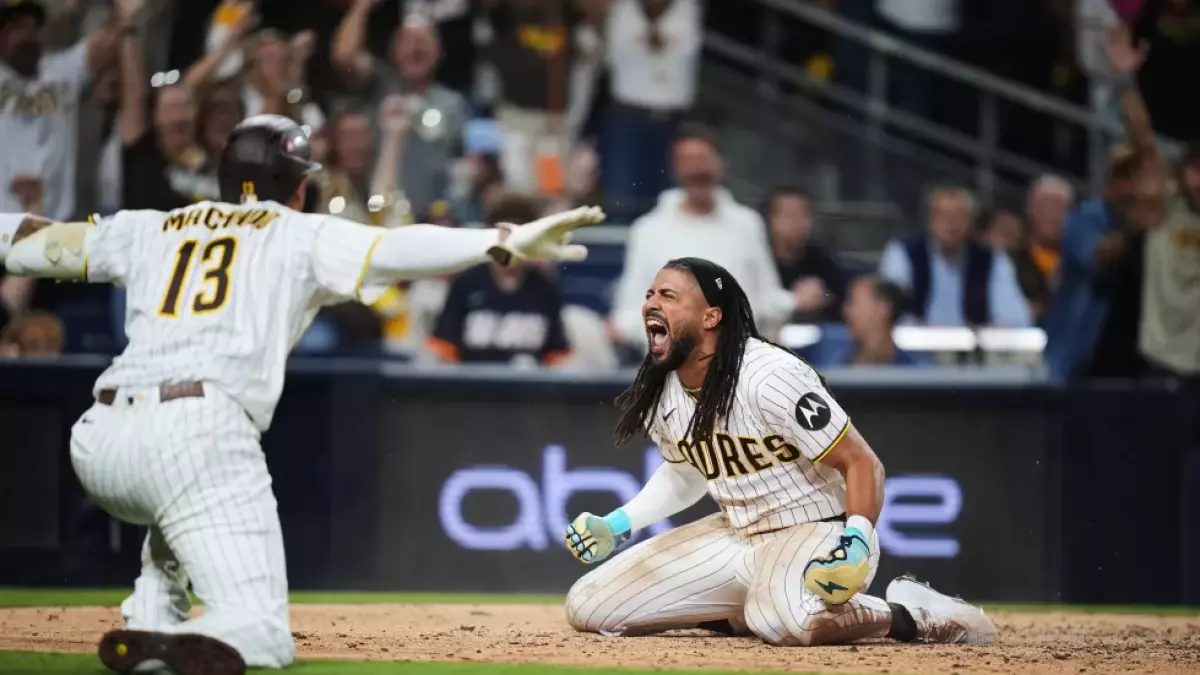 Fernando Tatis Jr. celebra jonrón en Petco Park durante el Juego 1 de la serie de comodines contra los Cubs