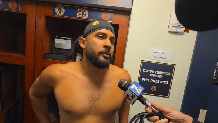 Fernando Tatis Jr. en el jardín con uniforme de los Padres de San Diego durante un juego de playoffs