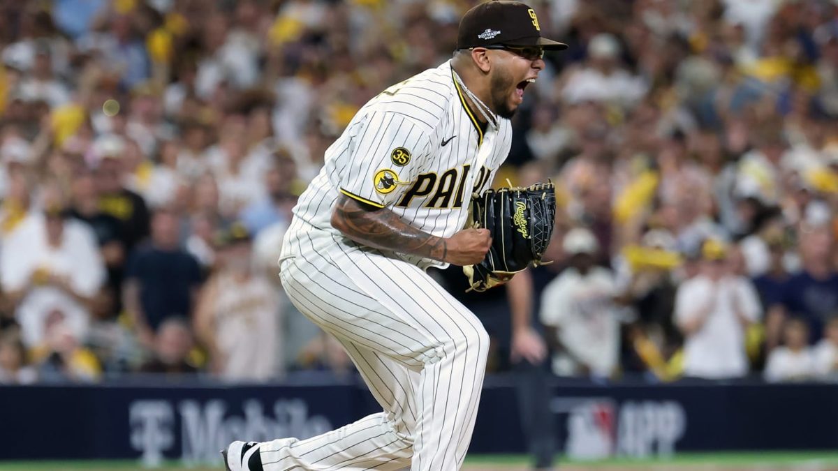 Michael King lanzando como relevista en el Juego 3 de la Serie Divisional entre Padres y Cerveceros en Petco Park