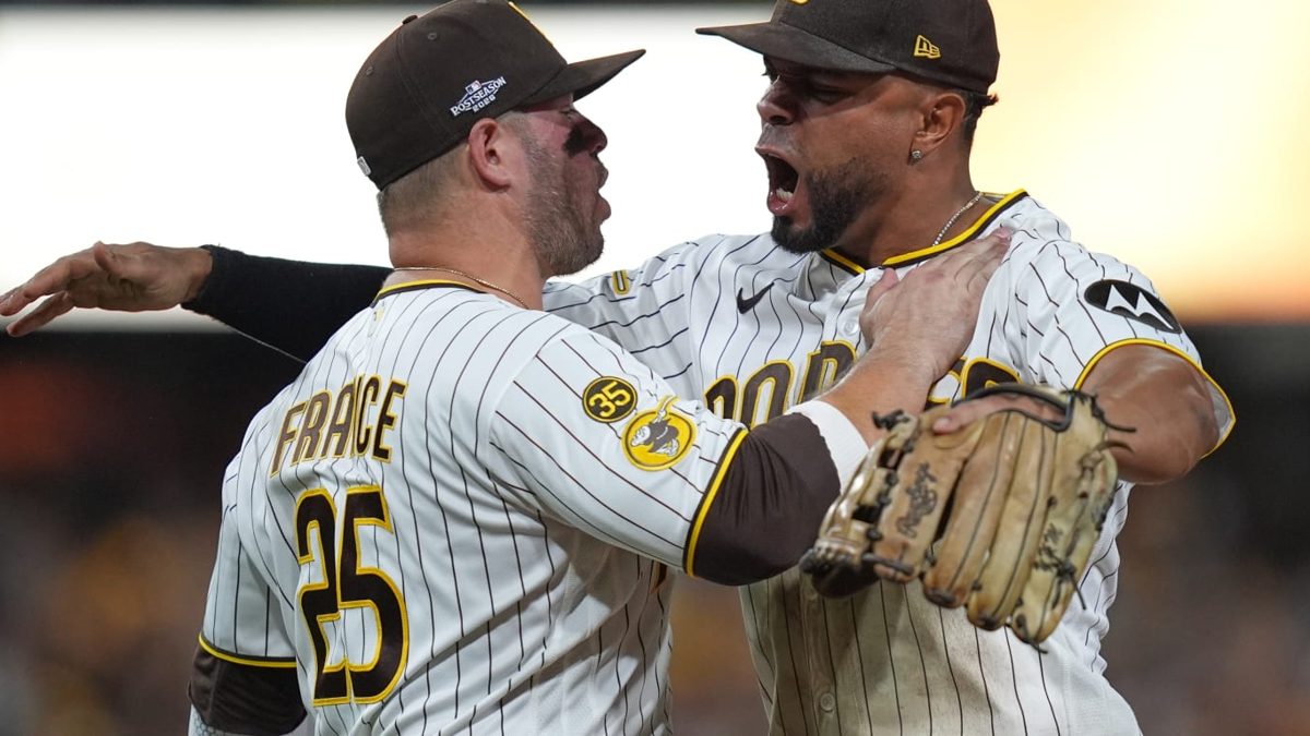 Michael King lanza en relevo en el Juego 3 de la NLDS entre Padres y Brewers en Petco Park
