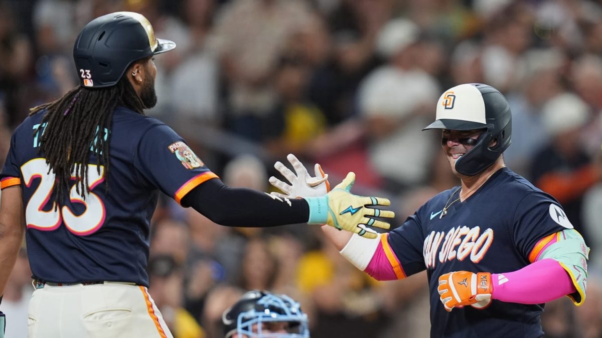 Ty France celebra su jonrón número 21 ante los Marlins en Petco Park, San Diego