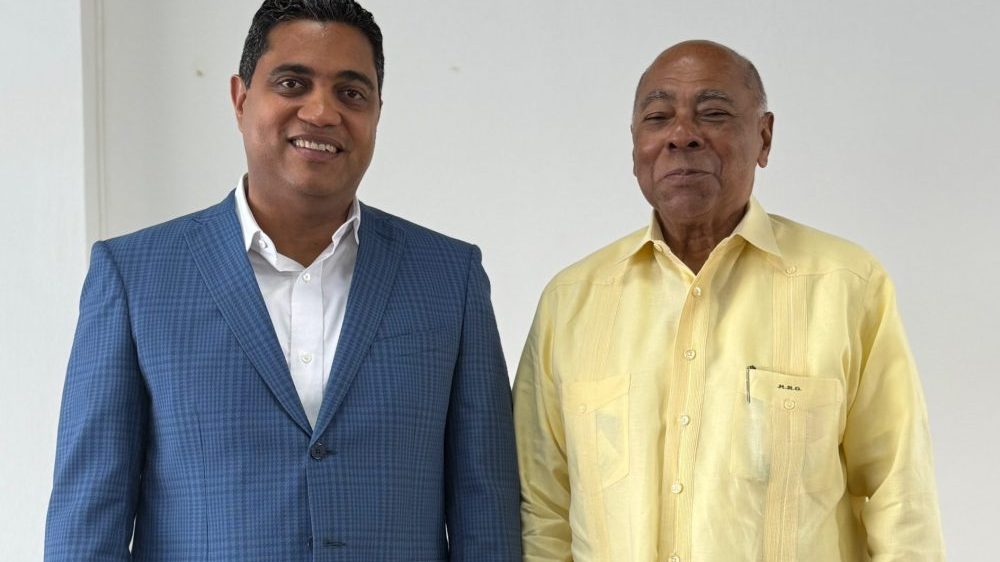 Ministro Kelvin Cruz entrega el Palacio del Voleibol Ricardo Gioriber Arias al voluntariado presidido por Milton Ray Guevara