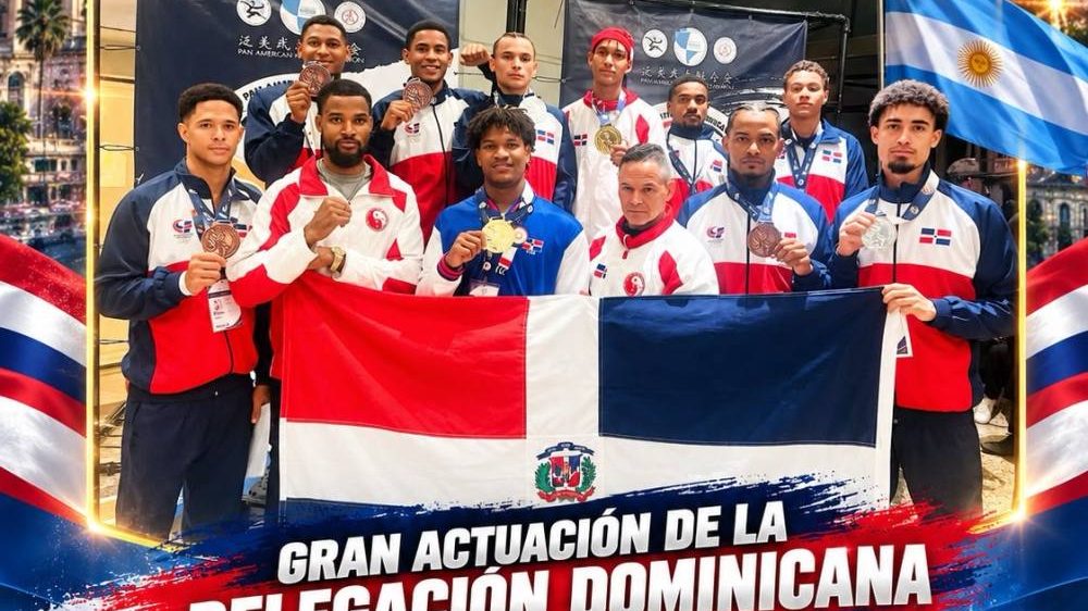 Atletas dominicanos de wushu posan con sus medallas en el Campeonato Panamericano de Buenos Aires 2026