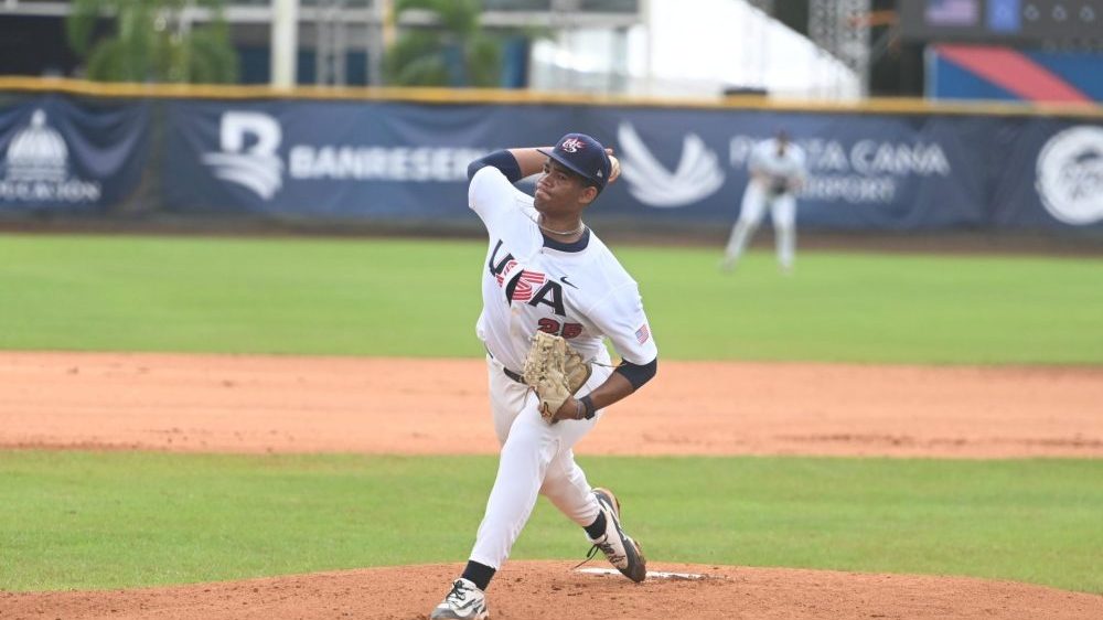 Bateador dominicano en el Campeonato Panamericano Sub-18 de béisbol ante Venezuela en IPL Academy