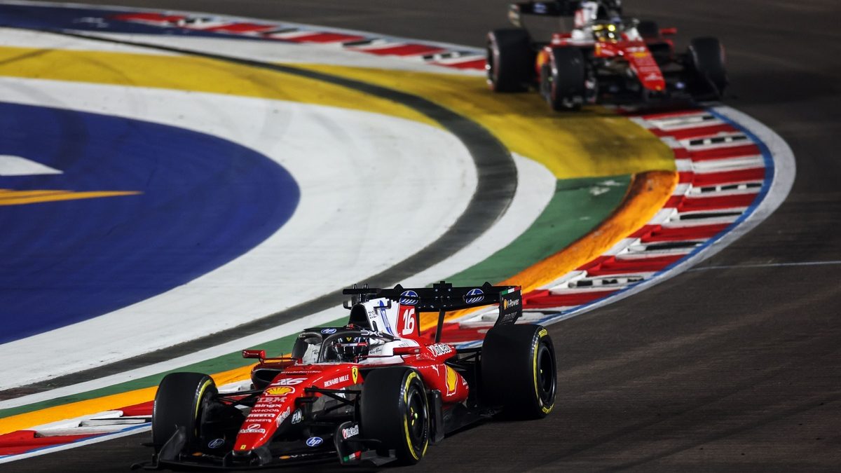 Lewis Hamilton y Charles Leclerc con el Ferrari SF-26 en el paddock de Fórmula 1