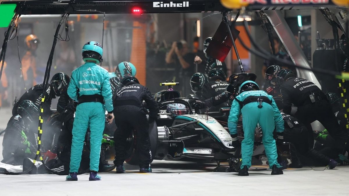 Mecánicos de Mercedes ejecutando una parada en boxes durante el Gran Premio de Singapur 2026