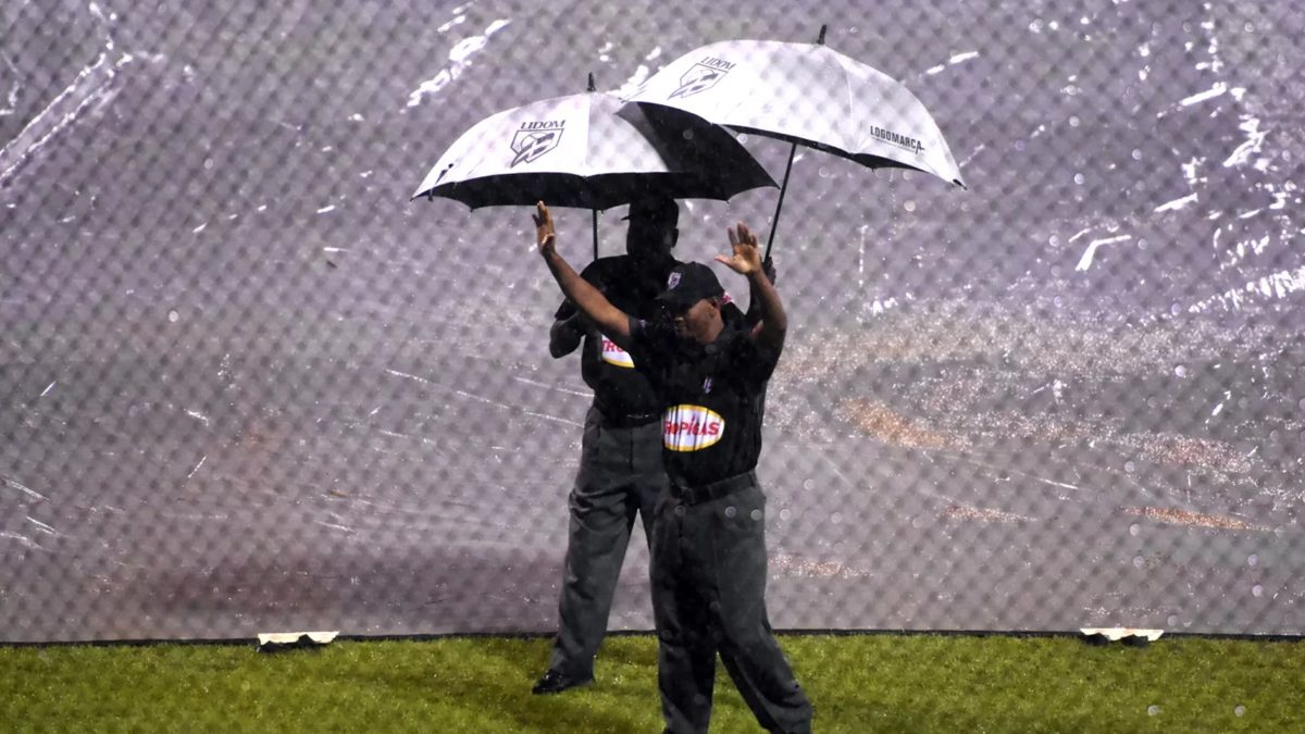Estadio Quisqueya Juan Marichal bajo la lluvia durante la suspensión de partidos de LIDOM el 27 de octubre de 2026