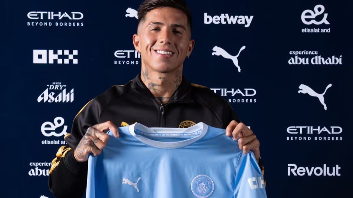 Enzo Fernández con la camiseta del Manchester City durante un partido oficial