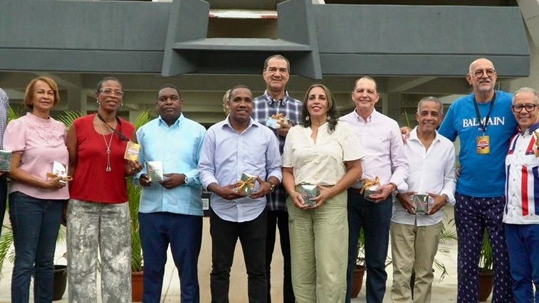 Teresa Durán y Vinicio Muñoz reciben pases permanentes de Abadina en la Arena BanReservas, Santo Domingo